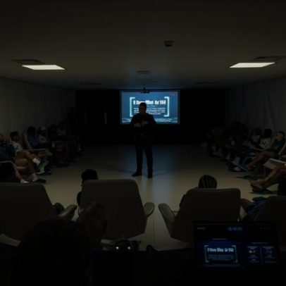Jogadores da seleção assistem palestra sobre arbitragem antes da Copa do Mundo
