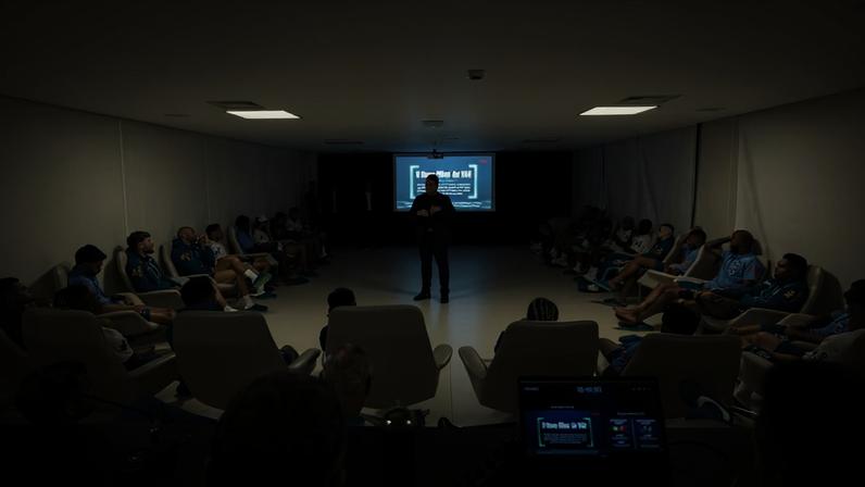 Chefe de arbitragem da CBF, Rodrigo Cintra dá palestra para jogadores da Seleção — Foto: Rafael Ribeiro / CBF
