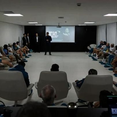 Jogadores da Seleção assistem palestra sobre mudanças em regras para a Copa