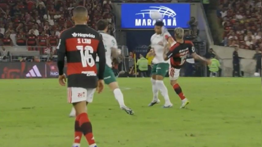 Carrascal disputa bola com Murilo, antes de ser expulso, na partida entre Flamengo e Palmeiras, válida pela 17ª rodada do Brasileiros