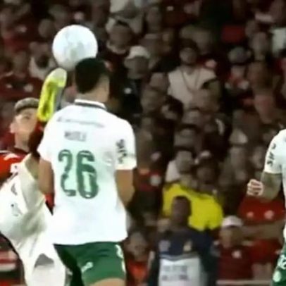 Expulsão de Carrascal após voadora em Fla x Palmeiras