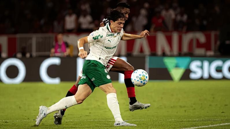 Flamengo x Palmeiras: Agustín Giay disputa bola com Alex Sandro durante a partida no Maracanã (Foto: Isabela Azine/Folhapress)