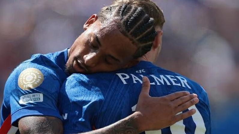 Palmer e João Pedro se abraçam durante jogo do Chelsea no Mundial de Clubes
