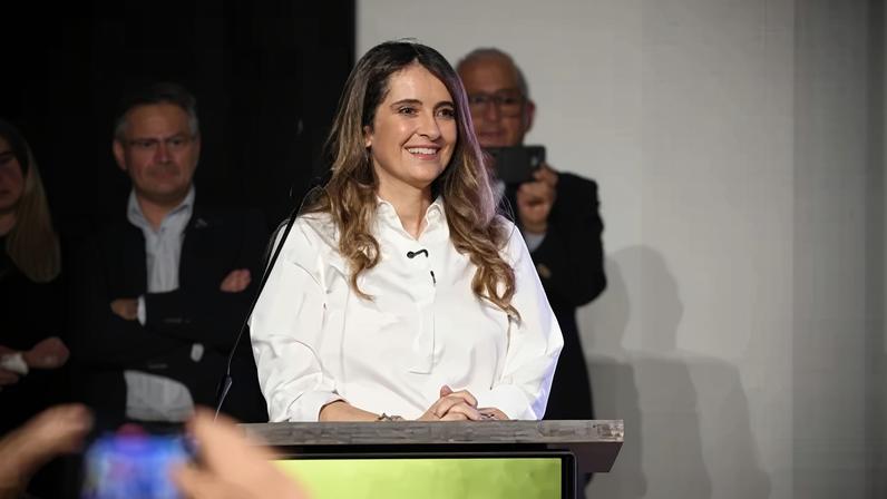 A candidata à presidência da Colômbia, Paloma Valencia, e seu vice, Juan Daniel Oviedo, participam de uma coletiva de imprensa para anunciar seus planos de governo caso sejam eleitos, em 13 de abril de 2026.