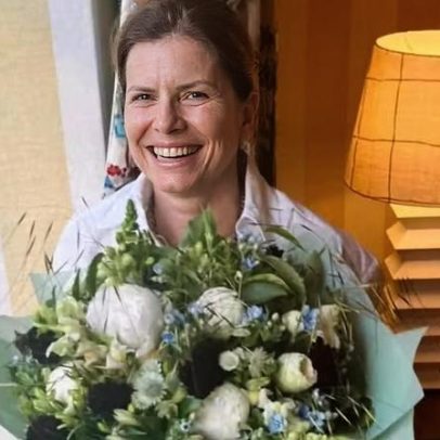 Debora Bloch celebra 63º aniversário ao lado do filho e do companheiro