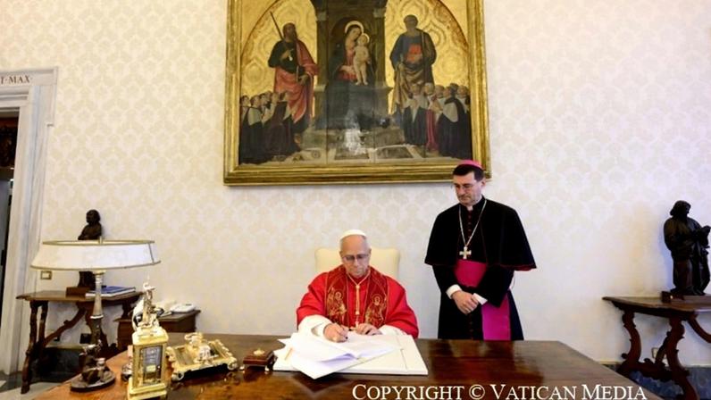 Christopher Olah em evento no Vaticano, ao lado do Papa (imagem: reprodução/Vatican News)