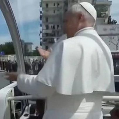 Papa Leão XIV diverte crianças ao aderir à tendência 'six seven' na Itália