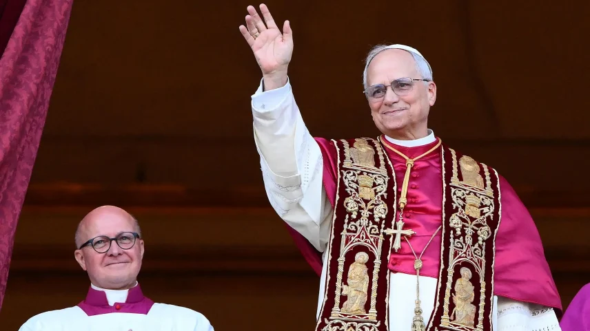 O papa Leão XIV na sua primeira saudação aos fiéis, em 8 de maio de 2025. (Foto: Ettore Ferrari/EFE/EPA)