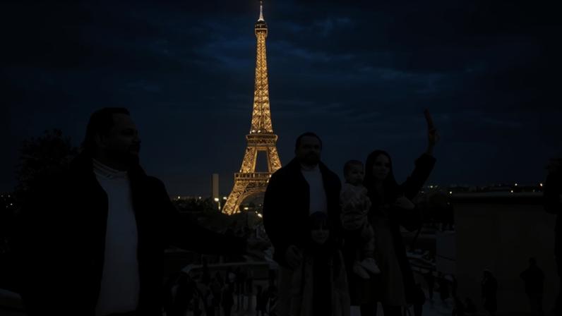 Família brasileira quase foi presa durante chá revelação em frente à Torre Eiffel
