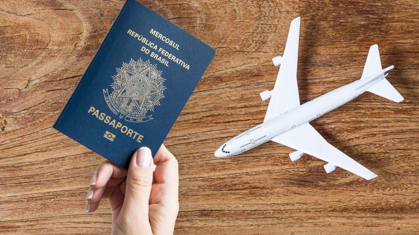Imagem colorida de passaporte com um avião na foto