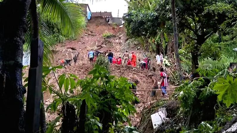 Deslizamento de barreira no bairro do Passarinho, em Olinda — Foto: Reprodução/TV Globo