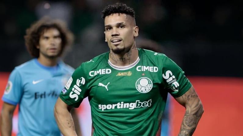 Paulinho, atacante do Palmeiras, em ação contra o Santos, no Brasileirão