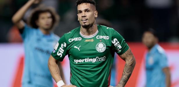 Paulinho em ação contra o Santos