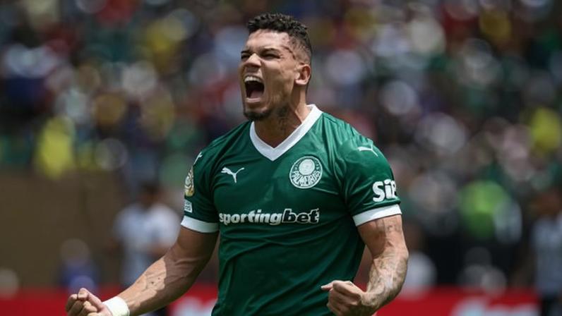 Paulinho celebra após macar gol pelo Palmeiras em jogo contra o Botafogo no Mundial
