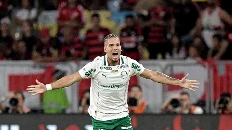 Paulinho comemora gol do Palmeiras contra o Flamengo
