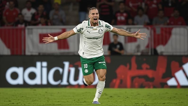 Paulinho comemora seu gol na vitória do Palmeiras sobre o Flamengo