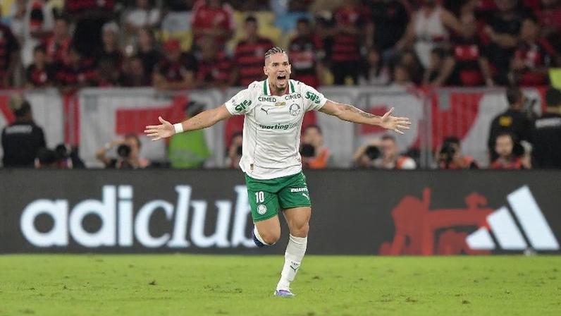 Paulinho comemora gol do Palmeiras contra o Flamengo