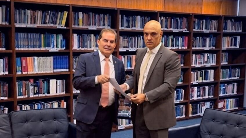 Alexandre de Moraes (dir.) suspendeu a aplicação da Lei da Dosimetria para condenados pelos atos de 8 de Janeiro para analisar pedidos de inconstitucionalidade; Paulinho da Força (esq.) disse que trabalha para construir uma solução "justa"