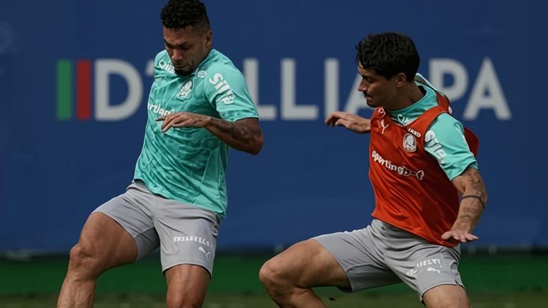 Paulinho e Emiliano Martínez disputam a bola durante treino do Palmeiras na Academia de Futebol