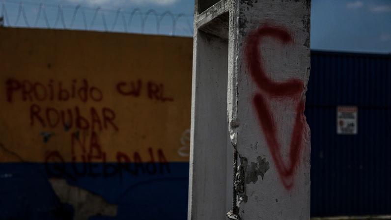 Pichação do Comando Vermelho na entrada da Vila da Barca, em Belém. (Foto: Sebastião Moreira / EFE)