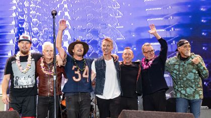 Membros do Pearl Jam Jeff Ament, Mike McCready, Eddie Vedder e Matt Cameron e os produtores Brendan O'Brien, Stone Gossard e Boom Gaspar no Ohana Festival 2024