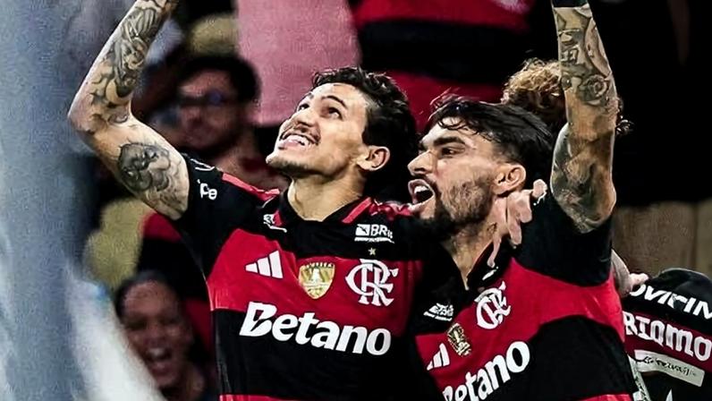 Pedro comemora gol pelo Flamengo e é abraçado por Paquetá em jogo contra o Estudiantes