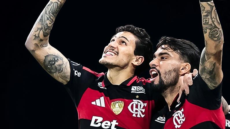 Pedro comemora gol pelo Flamengo e é abraçado por Paquetá em jogo contra o Estudiantes