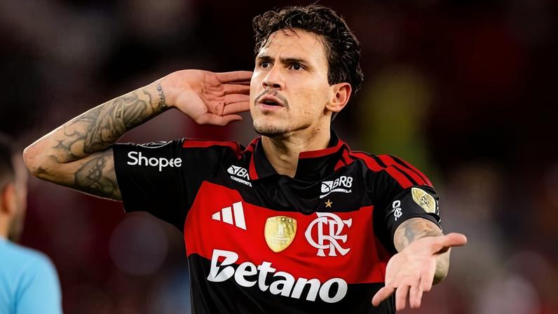 Pedro comemora gol pelo Flamengo sobre o Estudiantes