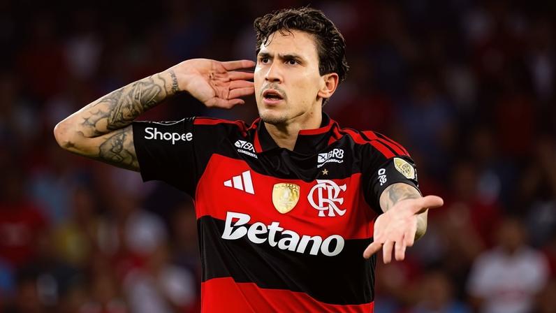 Pedro comemora gol pelo Flamengo sobre o Estudiantes