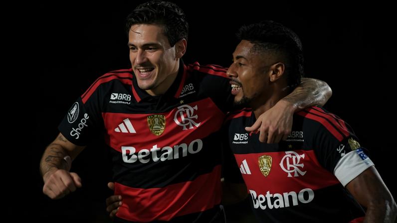 Pedro e Bruno Henrique comemoram gol do Flamengo contra o Cusco, pela Libertadores