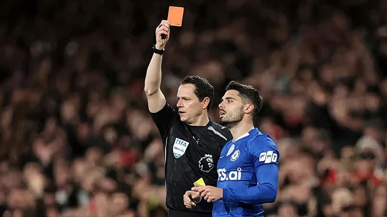 Pedro Neto recebe cartão vermelho contra o Arsenal na Premier League