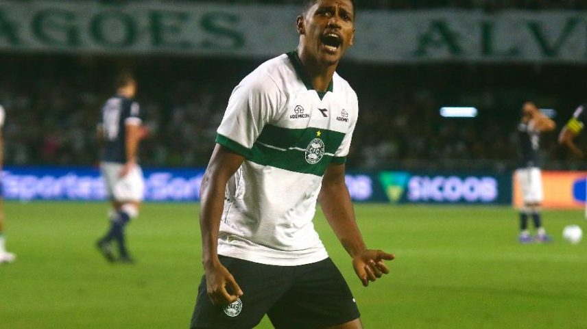 Pedro Rocha, do Coritiba, comemorando seu gol diante do Remo, pelo Campeonato Brasileiro