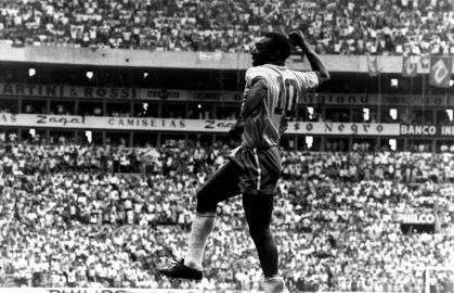 Pelé comemora gol pela Seleção Brasileira na Copa de 1970 contra a Tchecoslováquia com um soco no ar. Ele criou o gesto logo no início da carreira, em uma partida contra o Juventus, e se tornou sua marca registrada.