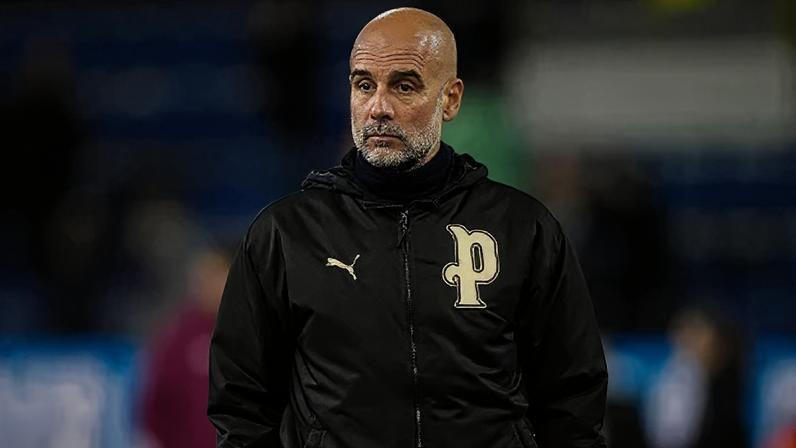 Pep Guardiola durante jogo do Manchester City