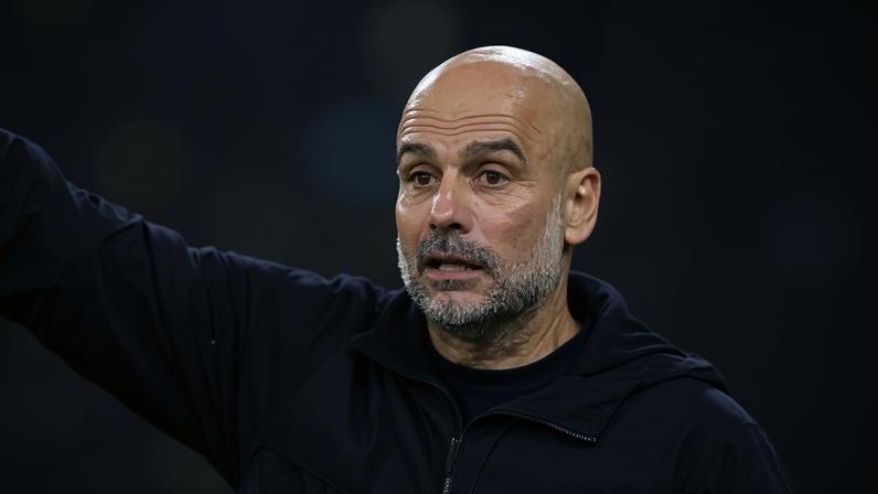 Pep Guardiola, técnico do Manchester City, em partida contra o Liverpool, pelo Campeonato Inglês