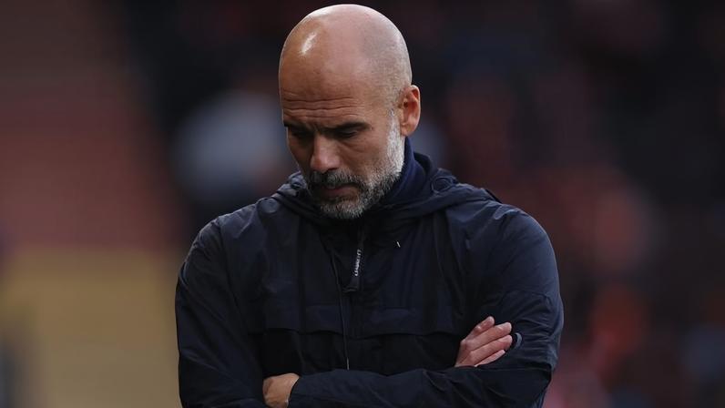 Pep Guardiola, técnico do Manchester City, lamenta durante partida contra o Bournemouth, pela 37ª rodada da Premier League