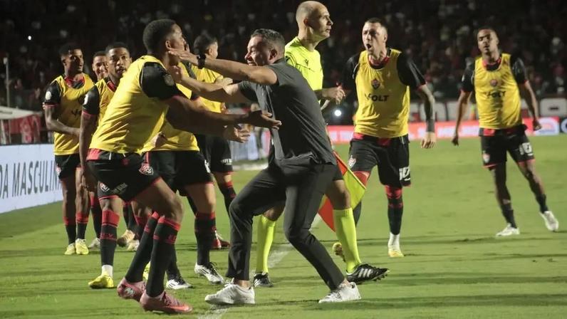 Jogadores do Vitória comemoram gol contra o Flamengo