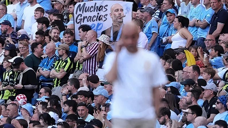 Homenagem de torcedor do City para Guardiola, que se despediu do clube neste domingo (24)