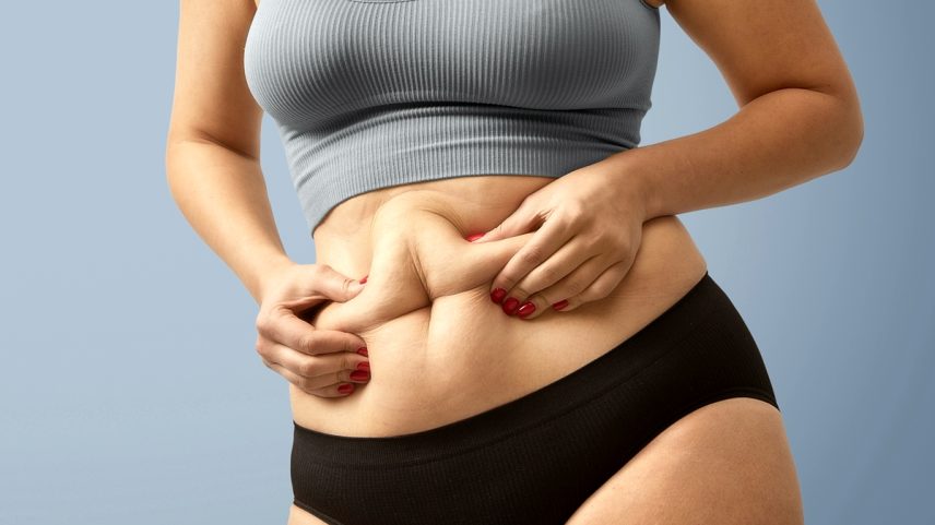 Mulher aperta a barriga em um sinal - estratégias erradas podem sabotar o emagrecimento- Metrópoles