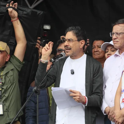Iván Cepeda, candidato de Petro, é acusado pela oposição de ligações com Farc