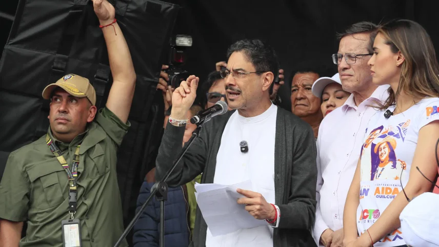 Iván Cepeda, candidato de Petro, é acusado pela oposição de ligações com Farc