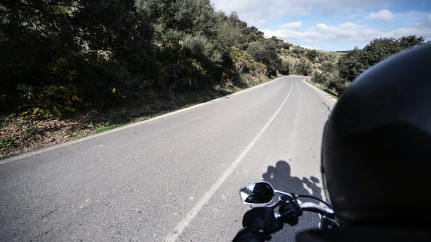 Motociclista em rodovia - Metrópoles