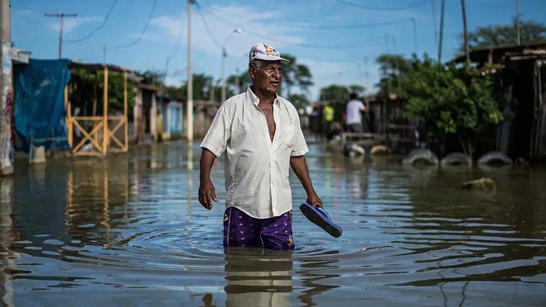 NO DE EL NIÑO Morador caminha sobre um rua inundada em Piura após chuvas torrenciais atingirem o Peru em 2017 (Ernesto Benavides/AFP)
