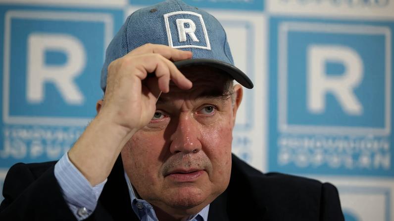 O candidato de direita Rafael López Aliaga, que alega fraude na eleição presidencial no Peru (Foto: Paolo Aguilar/EFE)