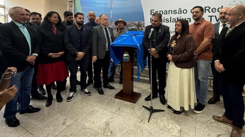Peruíbe (SP), 13/05/2026 - A população de Peruíbe, no litoral paulista, passa a contar com dois novos canais de televisão digital em multiprogramação. A iniciativa amplia o acesso à informação de interesse público, à educação e à cidadania com a chegada de conteúdos da Rede Nacional de Comunicação Pública (RNCP) e da Rede Legislativa. As estações foram implantadas por meio do Programa Brasil Digital, coordenado pelo Ministério das Comunicações (MCom), com apoio da Agência Nacional de Telecomunicações (Anatel), em parceria com a Empresa Brasil de Comunicação (EBC) e a Câmara dos Deputados. Com a nova estrutura, o público passa a ter acesso à programação dos canais da EBC, como a TV Brasil, Canal Gov, Canal Educação e Canal Saúde, além das transmissões da TV Câmara dos Deputados, da TV Senado e de conteúdos produzidos pela Câmara Municipal. Foto: Câmara Municipal de Peruíbe/Divulgação