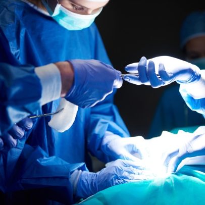 Bebês operados no útero com células-tronco para tratar má-formação da coluna