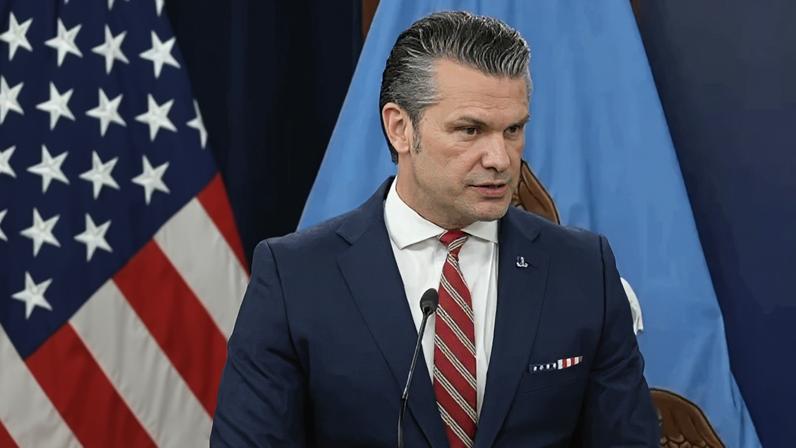 Em seu discurso, Hegseth fez um "alarme justificado" em relação ao rápido fortalecimento militar da China