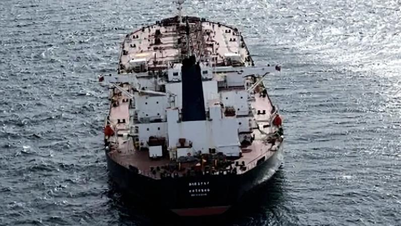 Uma vista aérea mostra o petroleiro Boracay, embarcação que está sendo investigada pelas autoridades francesas e suspeita de pertencer à chamada "frota paralela" envolvida no comércio de petróleo russo, na costa do porto de Saint-Nazaire, no oeste da França, em 2 de outubro de 2025