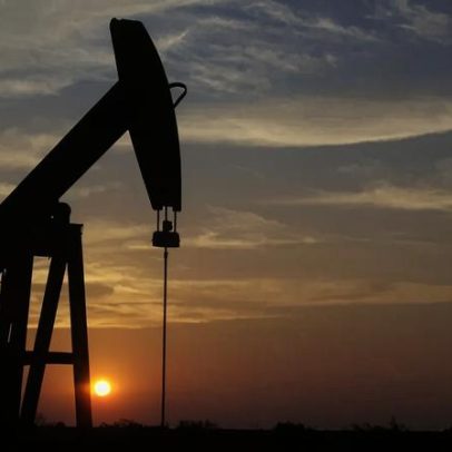 Petróleo cai e volta a operar abaixo de US$ 100