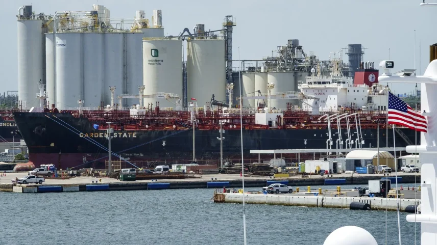 Petroleiro americano na Flórida, EUA, em abril. (Foto: CRISTOBAL HERRERA-ULASHKEVICH/EFE/EPA)